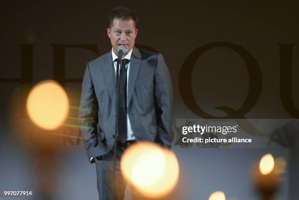 Der Schauspieler Til Schweiger spricht am im Besenbinderhof in Hamburg bei der Verleihung der German Boxing Awards - Herqul. Photo: Axel Heimken/dpa