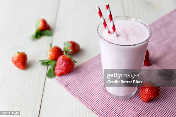 strawberry milkshake - strawberry milkshake stock pictures, royalty-free photos & images