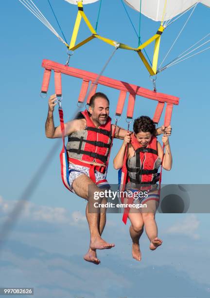 lovely couple during parasailing - parasailing imagens e fotografias de stock