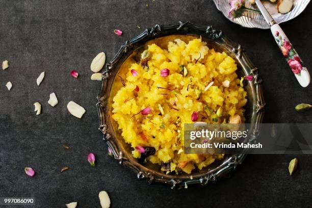 semolina halwa / sooji ka halwa - sooji ka halwa stock pictures, royalty-free photos & images