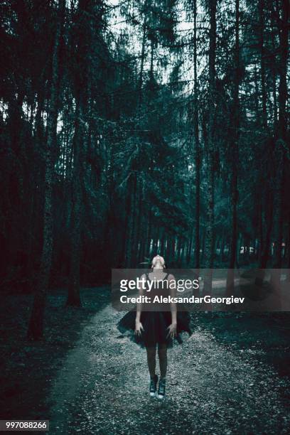 attraente femmina che salta nella foresta durante il tramonto - gothic style foto e immagini stock