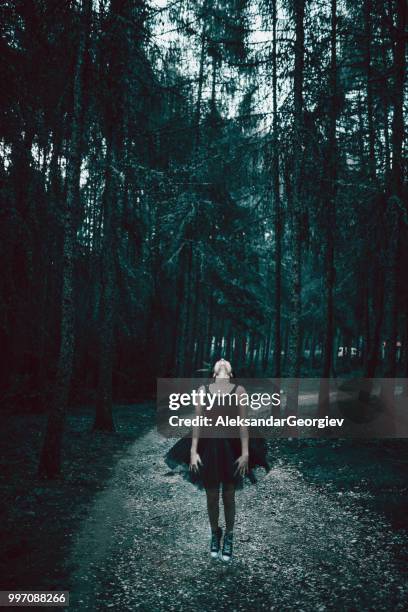 aantrekkelijke vrouwelijke springen in forest tijdens zonsondergang - veleiding stockfoto's en -beelden