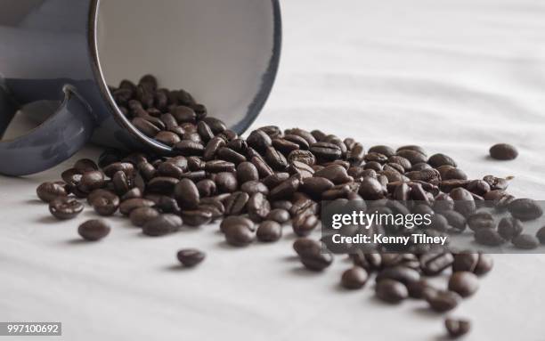 spilled coffee beans zoom out - zoom out stock pictures, royalty-free photos & images