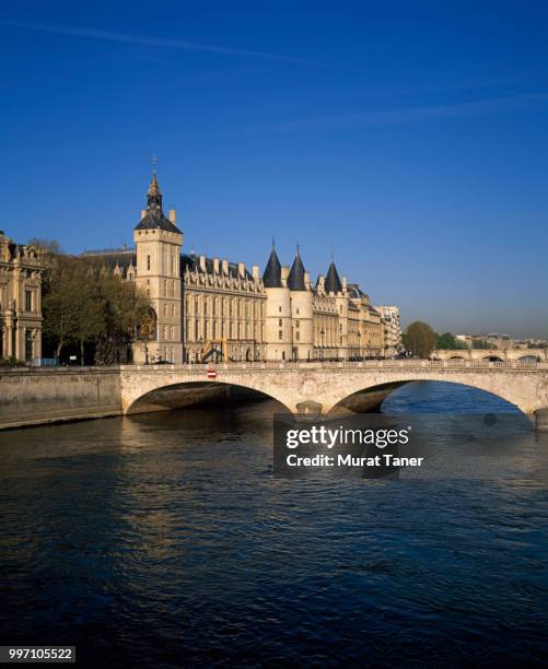 view of the conciergerie and pont au change bridge - conciergerie foto e immagini stock