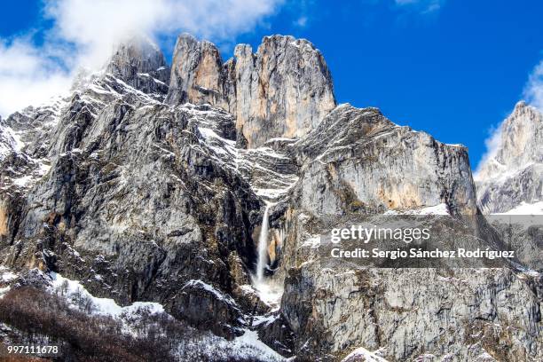 una cascada de nieve - nieve stock pictures, royalty-free photos & images