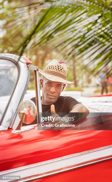 kubanische taxifahrer ok zeichen fahren oldtimer in alt-havanna kuba - grafissimo stock-fotos und bilder