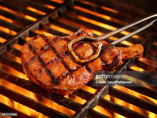 grill-koteletts auf dem grill - schweinekotelett stock-fotos und bilder