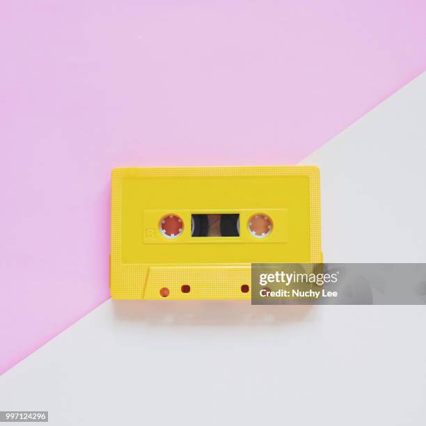 yellow tape cassette - opslagmedia voor analoge audio stockfoto's en -beelden