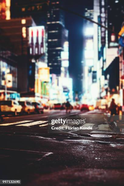 streets of manhattan at night - kunde stock pictures, royalty-free photos & images