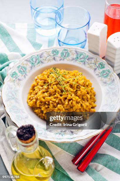 risotto alla milanese with saffron . healthy itali - milanese stockfoto's en -beelden