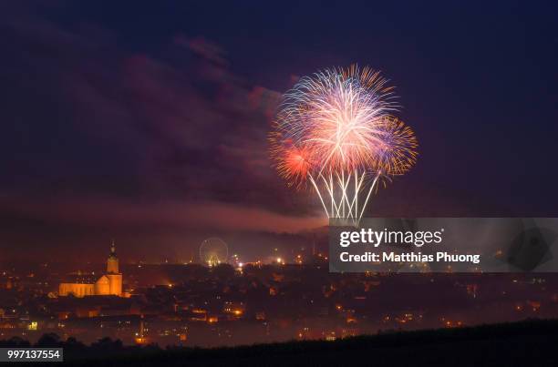 feuerwerk - feuerwerk stock pictures, royalty-free photos & images