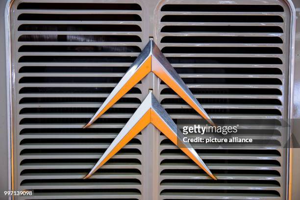 The logo of car manufacturer Citroen on the radiator grille of a classic car in Nuremberg, Germany, 7 October 2017. Photo: Daniel Karmann/dpa