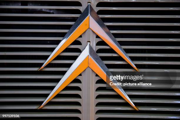 The logo of car manufacturer Citroen on the radiator grille of a classic car in Nuremberg, Germany, 7 October 2017. Photo: Daniel Karmann/dpa