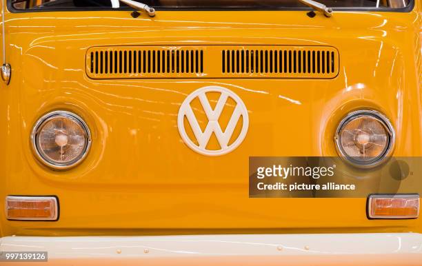 The logo of car manufacturer Volkswagen pictured on an old Kombi in Nuremberg, Germany, 07 October 2017. Photo: Daniel Karmann/dpa