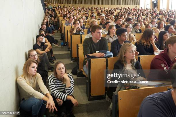 Students sit closely together in the Audimax of the University in Koblenz, Germany, 09 October 2017. 1282 new students have registered for the winter...