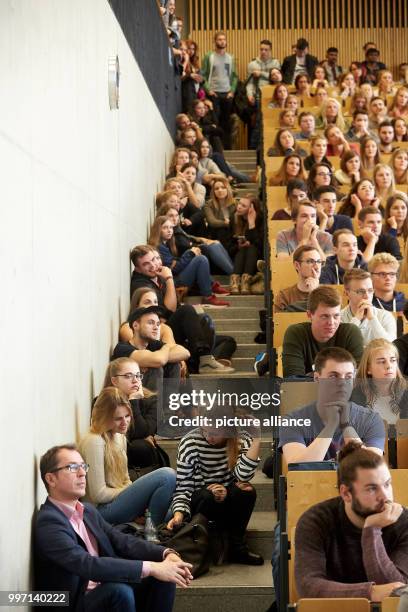 Students sit closely together in the Audimax of the University in Koblenz, Germany, 09 October 2017. 1282 new students have registered for the winter...