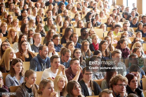 Students sit closely together in the Audimax of the University in Koblenz, Germany, 09 October 2017. 1282 new students have registered for the winter...