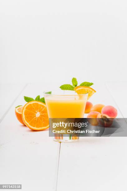 orangen aprikosen saft - orangen fotografías e imágenes de stock