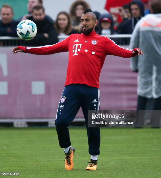 Arturo Vidal takes part in an FC Bayern Munich training session at Saebener Strasse in Munich, Germany, 9 October 2017. Photo: Amelie Geiger/dpa