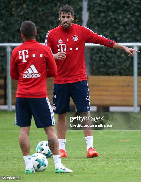 Rafinha and Javi Martinez take part in an FC Bayern Munich training session at Saebener Strasse in Munich, Germany, 9 October 2017. Photo: Amelie...