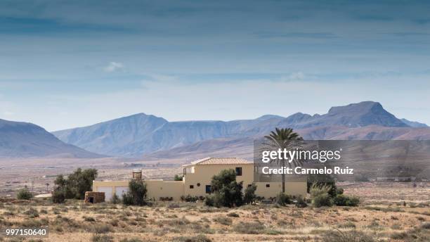 house in the desert - carmelo fotografías e imágenes de stock