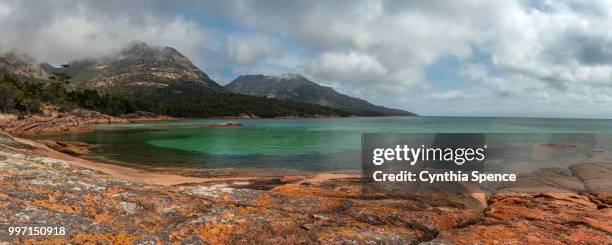 honeymoon bay freycinet - freycinet stock-fotos und bilder