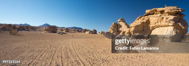 sandy desert stretch on the bolivian andes - bolivian andes stock-fotos und bilder