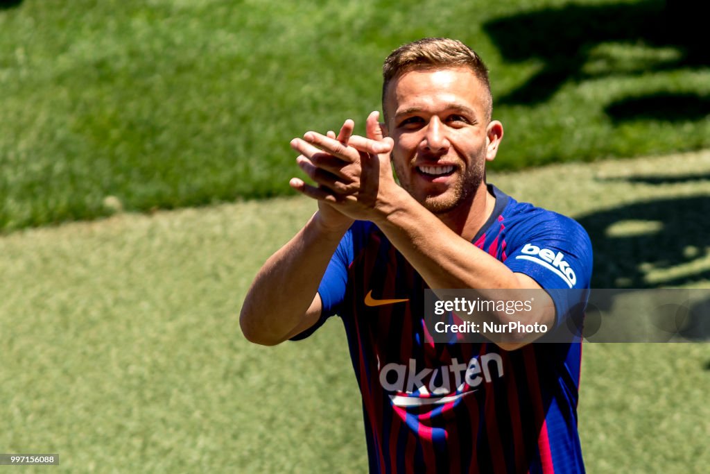 Barcelona sign Brazilian midfielder Arthur Melo