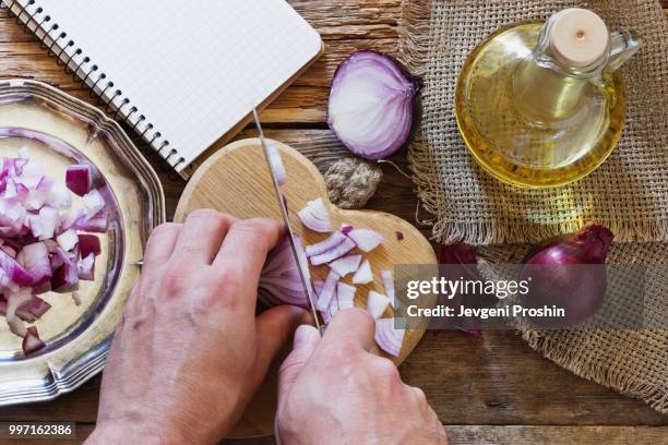 cutting red onion - cutting red onion stock pictures, royalty-free photos & images
