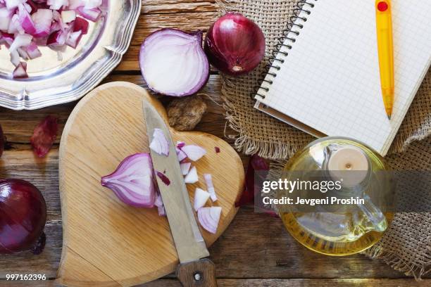 cutting red onion - cutting red onion stock pictures, royalty-free photos & images