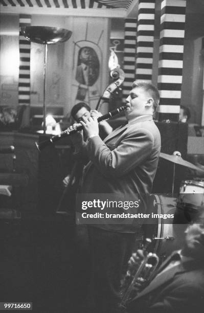 Fatty George playing the clarinet. Jazz Club Tabarin, Vienna. Annagasse 3, 1010 Vienna. Photograph. Around 1958. (Photo by Franz Hubmann