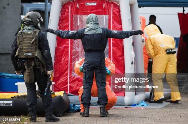 Dpatop - Heavily weaponized police officers can be seen during a police exercise for terror attacks with bio weaponry in Berlin, Germany, 11 October...