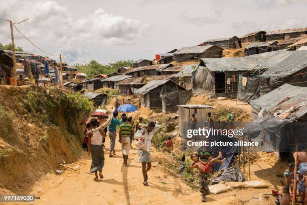 Rohingya refugees can be seen in the quarters outside the actual refugee camps in Cox's Bazar, Bangladesh, 6 October 2017. Photo: Stefanie Glinski/dpa