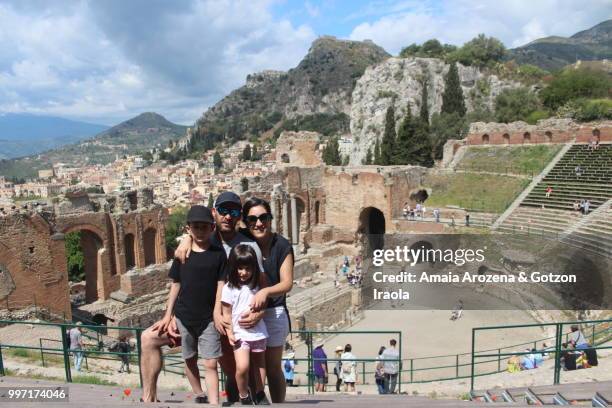 family in the greek theater of taormina - amaia fotografías e imágenes de stock