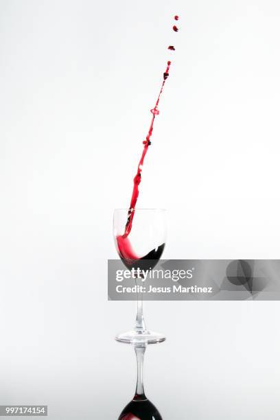 verre de vin - vin stock pictures, royalty-free photos & images
