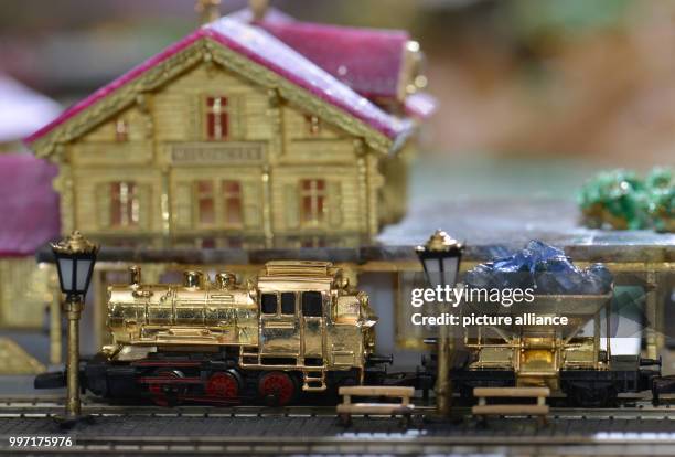 Model train made of pure gold pulling wagons of saphires, emeralds and rubies in Idar-Oberstein, Germany, 25 September 2017. The set was built by...