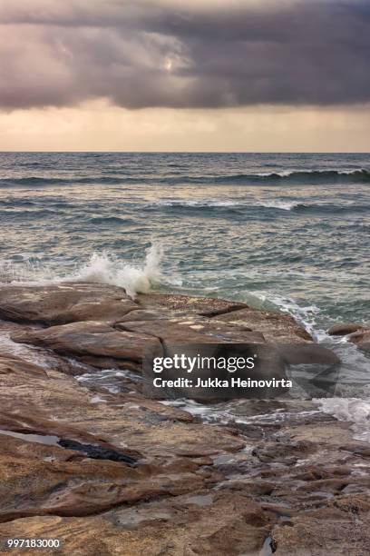 waves at caloundra - heinovirta stock-fotos und bilder