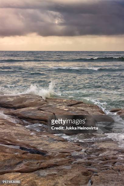 waves at caloundra - heinovirta stockfoto's en -beelden