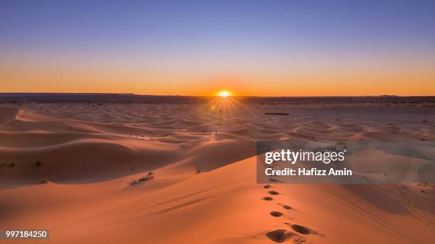 sunrise in sahara - sahara stock pictures, royalty-free photos & images