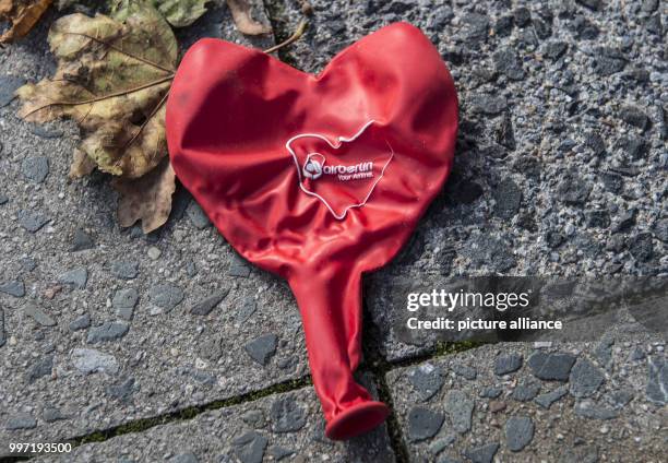 Dpatop - A balloon of the bankrupt airline Air Berlin lying on a sidewalk not far from the company's headquarters in Berlin, Germany, 12 October...