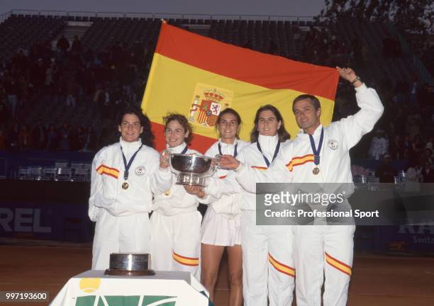 The Spanish Federation Cup team Arantxa Sanchez Vicario, Virginia Ruano Pascual, Maria Sanchez Lorenzo, Conchita Martinez and Miguel Margets pose...