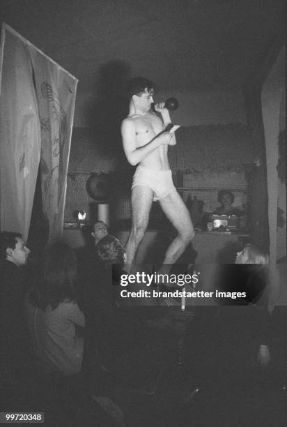 The 1st literary cabaret of the Vienna Groupe. Konrad Oswald Wiener in the act 'mens sana in corpore sano'. Kuenstlervereinigung 'alte welt',...