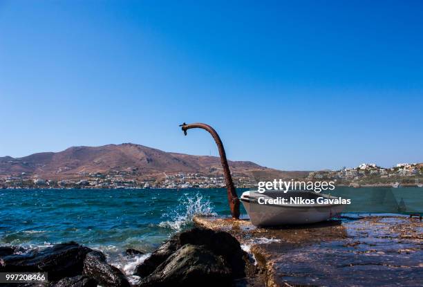 abandoned boat against the elements of nature ! - nikos stockfoto's en -beelden