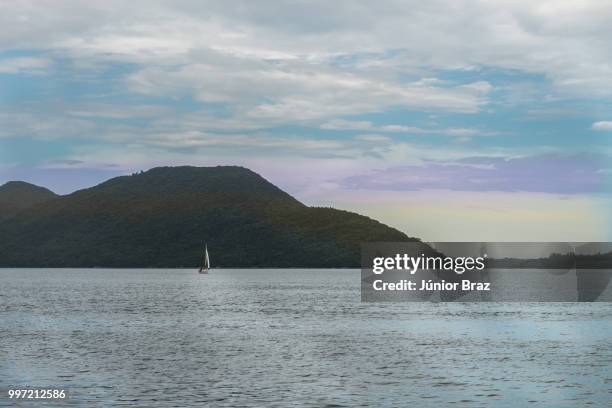 conceicao lagoon in florianopolis, brazil - conceicao stockfoto's en -beelden