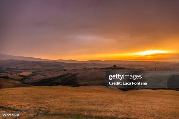 sunset in val d'orcia - tuscany (italy) - val dorcia 個照片及圖片檔