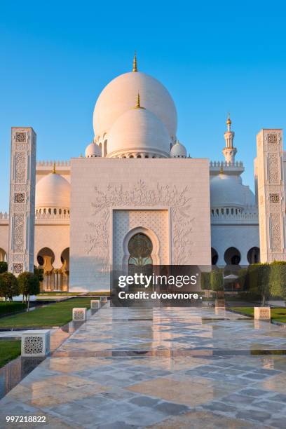 sheikh zayed white mosque in abu dhabi, uae - zayed stock-fotos und bilder