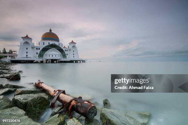 floating mosque at selat melaka - masjid selat melaka stock pictures, royalty-free photos & images