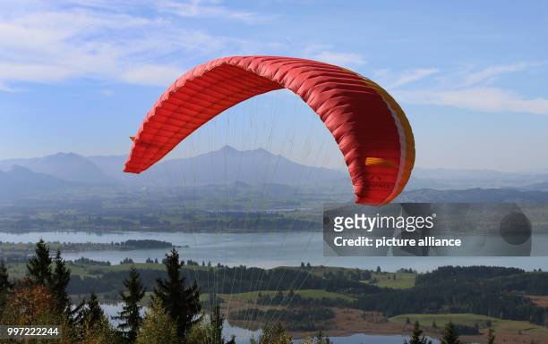 Paraglider takes off from the Buchenberg hill near Lake Forggensee in Buching, Schwangau, Germany, 13 October 2017. Photo: Karl-Josef Hildenbrand/dpa