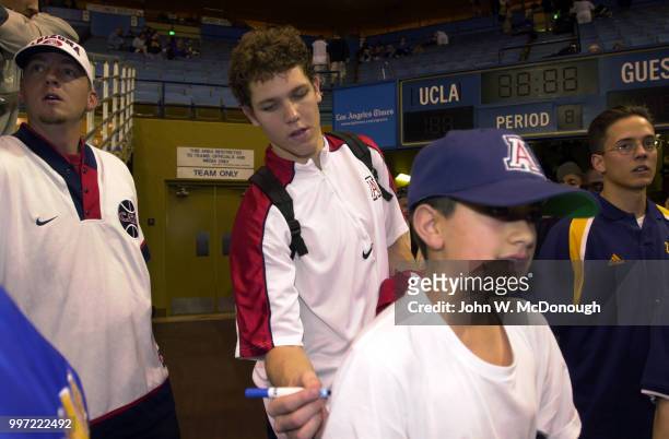 Arizona Luke Walton signing autograph for young fan before game vs UCLA at Pauley Pavilion. Los Angeles, CA 2/15/2001 CREDIT: John W. McDonough
