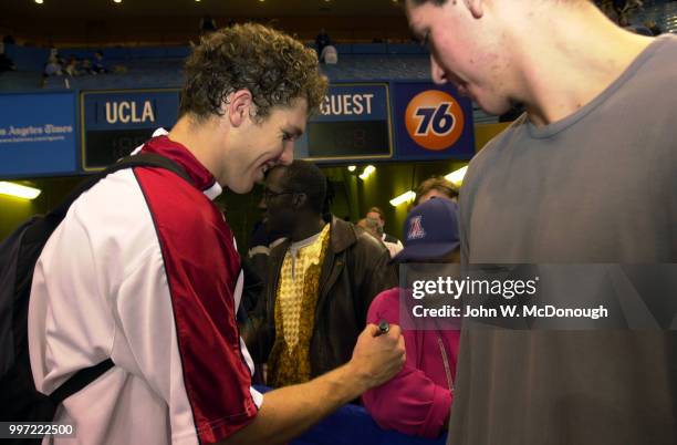 Arizona Luke Walton signing autograph for young fan before game vs UCLA at Pauley Pavilion. Los Angeles, CA 2/15/2001 CREDIT: John W. McDonough